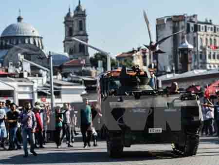 Xe tăng của quân đội Thổ Nhĩ Kỳ bỏ lại trên các đường phố ở Istanbul sau vụ đảo chính.